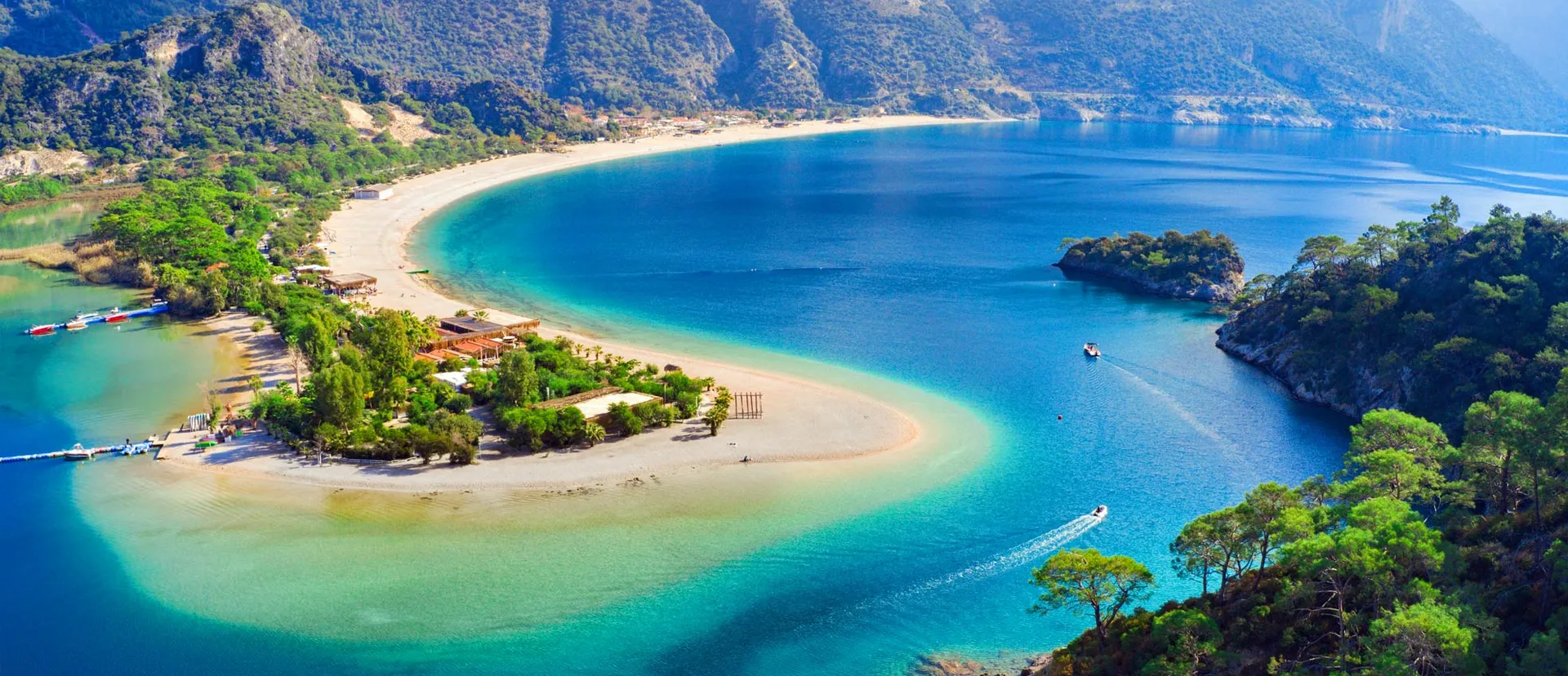 Traumhafte Bucht mit türkisblauem Wasser