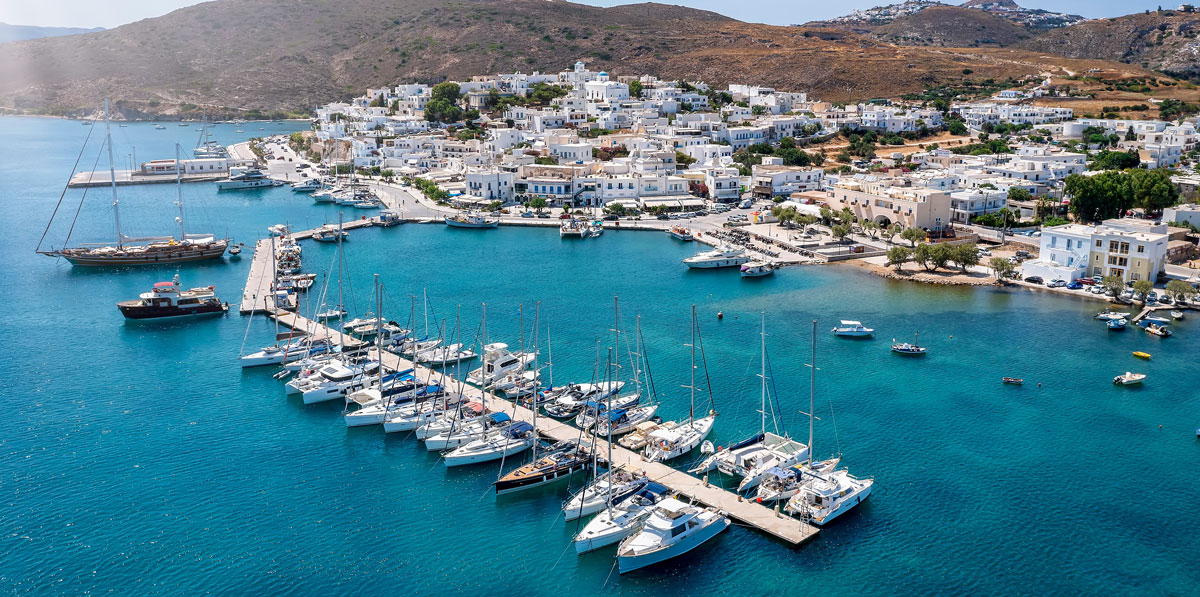 Hafen mit Muringleinen auf Milos