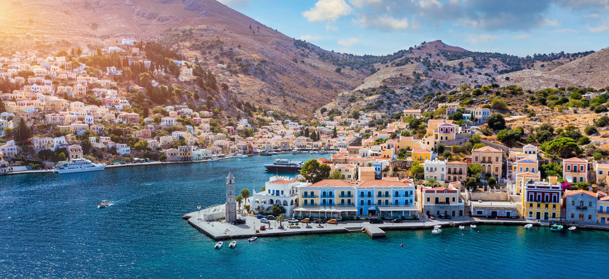 Symi Hafen mit pastellfarbenen neoklassischen Häusern